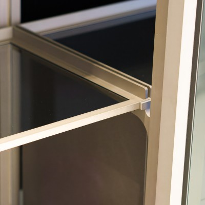 托臂式衣帽间' />